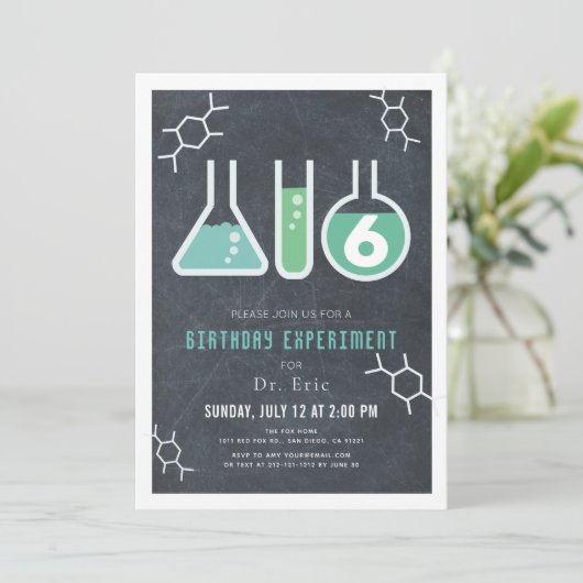 Wissenschaftsexperiment Black Chalkboard Geburtsta Einladung (Stehend Vorderseite)