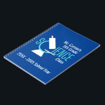 Wissenschaftslehrer | Personalisiertes Mikroskop-N Notizblock<br><div class="desc">Hier ist ein Wendelheft, das 6, 5" x 8, 75" misst und 80 schwarz-weiße Uni-geprägte Seiten enthält. Es liegt auch flach, wenn geöffnet. Das Design auf der Vorderseite zeigt das Wort Wissenschaft mit einem Mikroskop an Ort und Stelle für den ersten Buchstaben "c" ... und den Text, der vollständig aktualisiert...</div>
