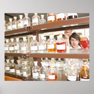 Wissenschaftsstudent im Klassenzimmer Poster