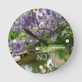 Wisteria blossoms. France Runde Wanduhr