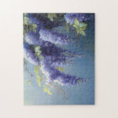 Wisteria-Blume über einem weichen, blauen Hintergr Puzzle (Vertikal)