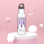 Wisteria Personalisierter Name Edelstahlflasche<br><div class="desc">Dieses Design besticht durch elegante Aquarellwein-Blume in sanften Lavendel und lila mit grünen Blätter auf weißem Hintergrund. Ihr Name steht unten in einem stilvollen lila Drehbuch. Personalisieren Sie diese, indem Sie den Text im Textfeld bearbeiten. Entwickelt für Sie von Evco Studio www.zazzle.com/store/evcostudio #wedding #Party #gifts #waterbottles #waterbottles #Trinkbehälter #travelmugs #wisteria...</div>