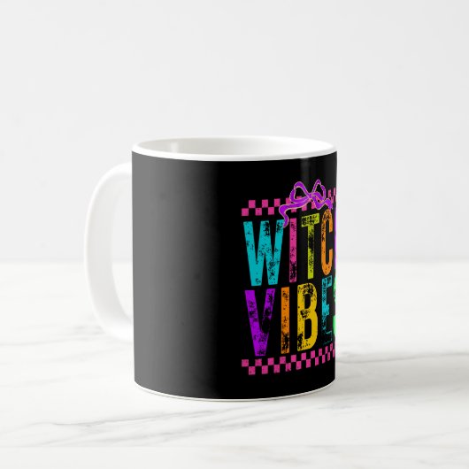 Witch Vibes Halloween Neon Checkered Bow Kaffeetasse (Vorderseite Links)