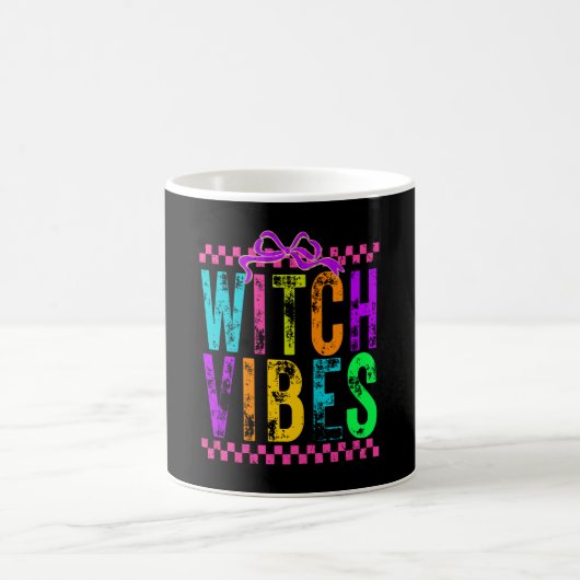 Witch Vibes Halloween Neon Checkered Bow Kaffeetasse (Mittel)