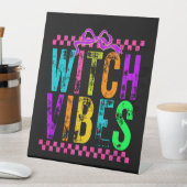Witch Vibes Halloween Neon Checkered Bow Sockelschild (In Situ)