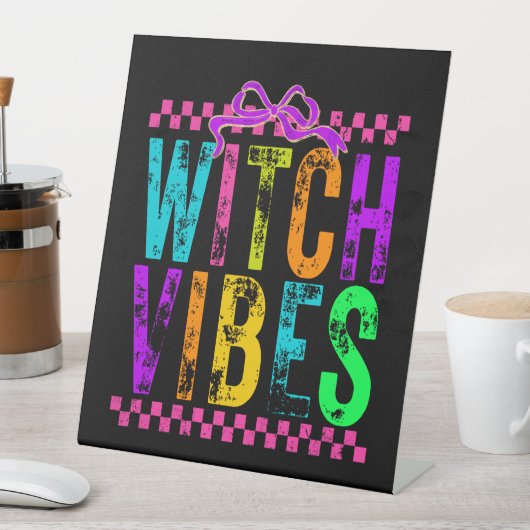 Witch Vibes Halloween Neon Checkered Bow Sockelschild (In Situ)