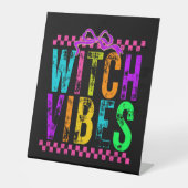 Witch Vibes Halloween Neon Checkered Bow Sockelschild (Vorderseite)