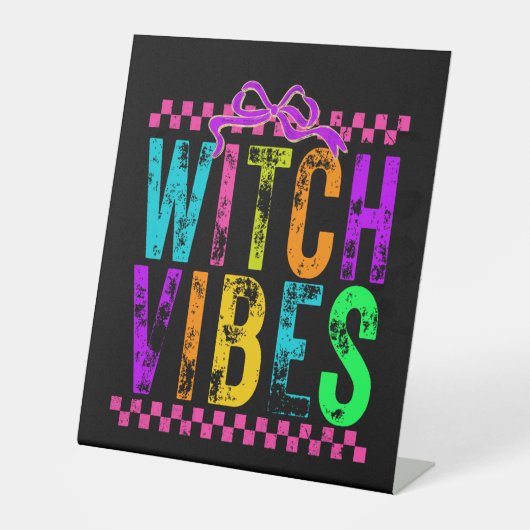 Witch Vibes Halloween Neon Checkered Bow Sockelschild (Vorderseite)