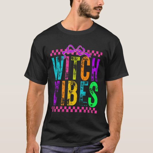Witch Vibes Halloween Neon Checkered Bow T-Shirt (Vorderseite)
