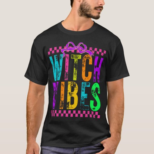 Witch Vibes Halloween Neon Checkered Bow T-Shirt (Vorderseite)