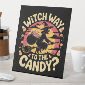 Witch Way to the Candy Halloween T-shirt Sockelschild (In Situ)