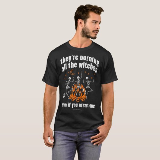 Witches Skeletons Dancing Funny Halloween Costume T-Shirt (Vorne ganz)