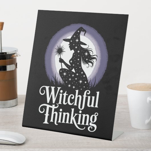 Witchful Thinking Halloween Girl T-shirt Sockelschild (In Situ)