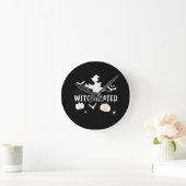 Witchinated Halloween 2021Costume Funny Witch Runde Wanduhr (Zuhause)