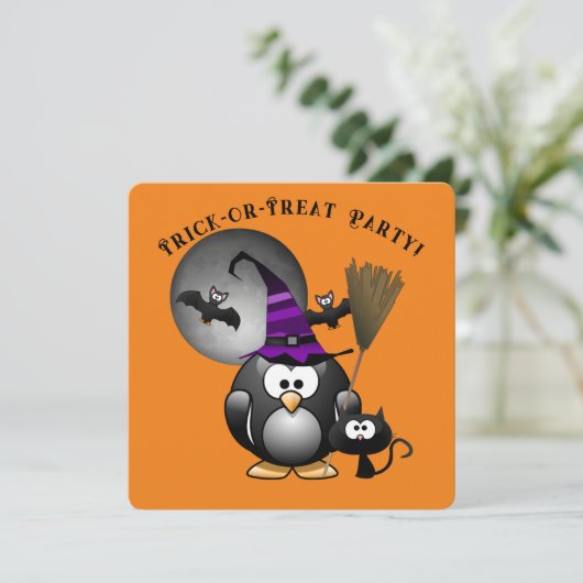 Witchy Penguin mit Halloween-Szene Einladung (Stehend Vorderseite)