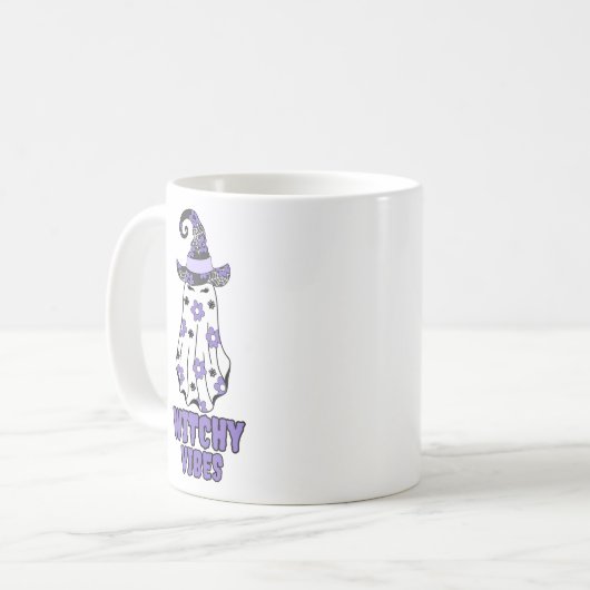 "Witchy Vibes" Halloween Hexenghost Lila Kaffeetasse (Vorderseite Links)