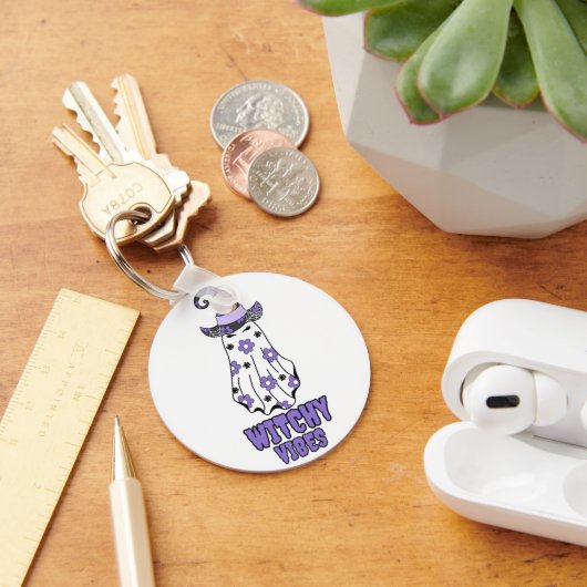 "Witchy Vibes" Halloween Hexenghost Lila Schlüsselanhänger (Schreibtisch)