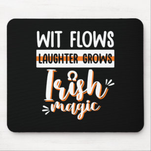 Witz fließt Lachen wächst Magie Irischer St. Patri Mousepad