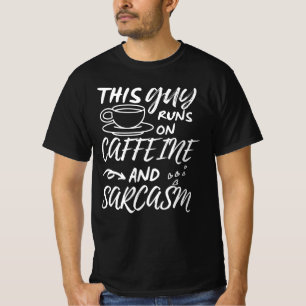 Witzig Dieser Typ läuft auf Koffein und Sarcaso T-Shirt