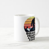 witzige Bigfoot Furz Tasse - Breakin' Hearts Witz (VorderseiteRechts)
