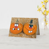 witzige Erntedank-Kürbis auf Heuballen Karte (Gelbe Blume)