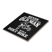 Witzige Geschenke unterschätzen nie einen alten Ma Fliese (Seite)