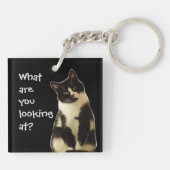 Witzige Katze "Was schaust du dir an?" Schlüsselanhänger (Rückseite)