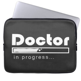 Witzige Medizinstudenten-Aufschrift "Doktor in Aus Laptopschutzhülle