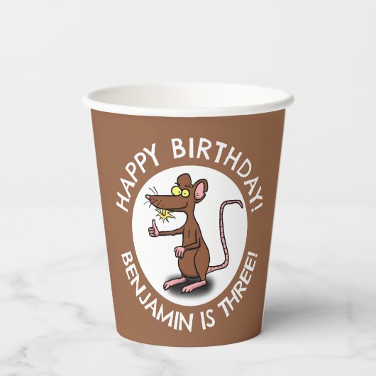 Witzige Ratte hält den personalisierten Cartoon zu Pappbecher (Rückseite)