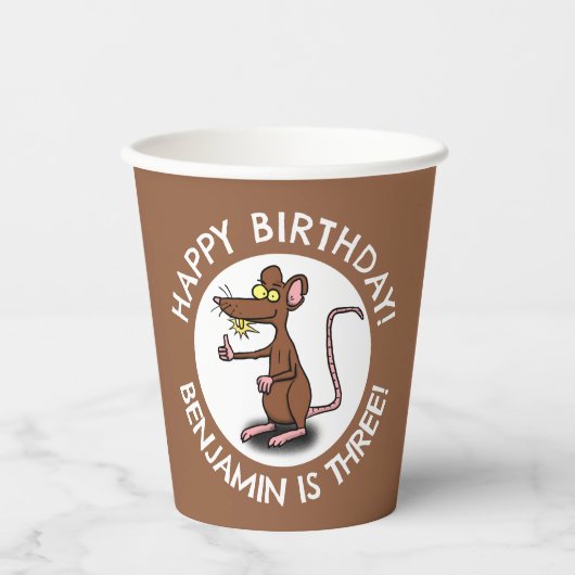 Witzige Ratte hält den personalisierten Cartoon zu Pappbecher (Vorderseite)