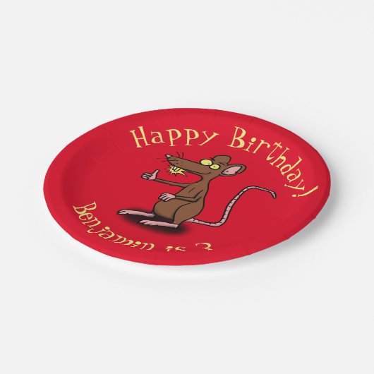 Witzige Ratte hält den personalisierten Cartoon zu Pappteller (Schrägansicht)