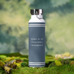 Witzige Tränen meiner Pickleball-Gegner Typografie Trinkflasche<br><div class="desc">Moderne Kaffeemaschine,  die die TEARS MEINER PICKLEBALL-OPPONENTE in einem trendigen,  minimalistischen Typografie-Design liest.</div>