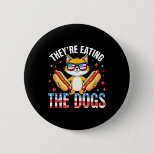 Witzige Trump sie essen die Hunde die Katzen die Button