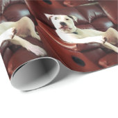 Witziger Bullenhund auf dem Sofa Geschenkpapier (Rolleneckpunkt)