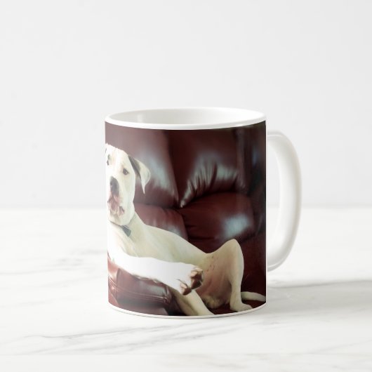 Witziger Bullenhund auf dem Sofa Kaffeetasse (VorderseiteRechts)