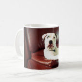 Witziger Bullenhund auf dem Sofa Kaffeetasse (Vorderseite Links)