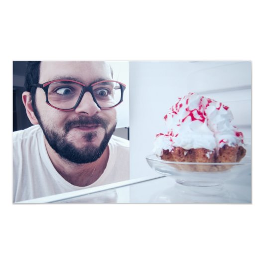Witziger Mann, der Kühlschrank sieht Fotodruck (Vorne)