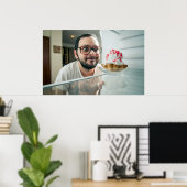 Witziger Mann, der Kühlschrank sieht Poster (Heimbüro)