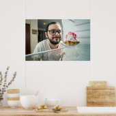 Witziger Mann, der Kühlschrank sieht Poster (Küche)