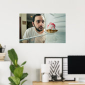 Witziger Mann, der Kühlschrank sieht Poster (Heimbüro)