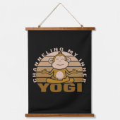 Witziger niedlicher Affe, der Yoga macht, lustige Wandteppich Mit Holzrahmen (Vorderseite)