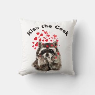 Witziges Zitat Kiss the Cook Niedliche Raccoons, T Kissen