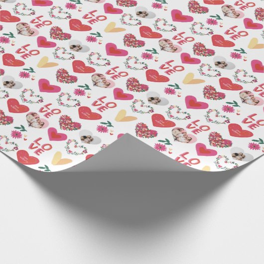 Wo die Liebe Personalisierte Fotos und Text wächst Geschenkpapier (Ecke)