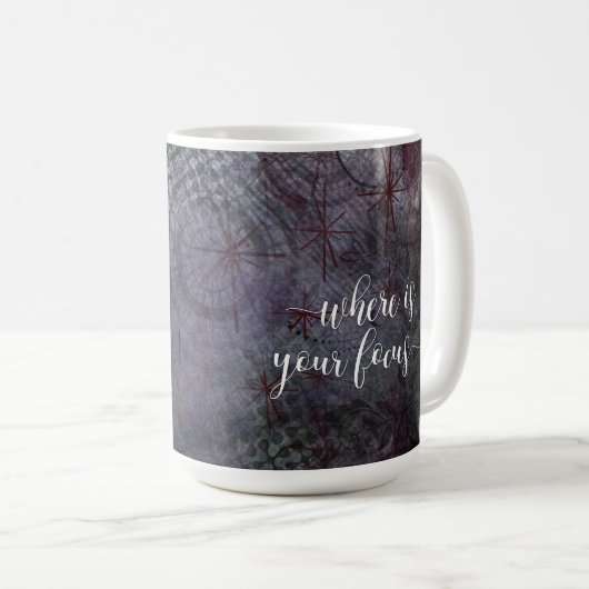 Wo liegt dein Fokus? Typografie Rustikal Abstrakt Kaffeetasse (VorderseiteRechts)