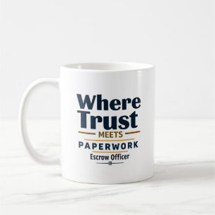 Wo Vertrauen auf Papierkram trifft Escrow Officer  Kaffeetasse