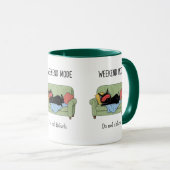 Wochenend-Modus-Katze-Kaffeetasse Lustige schwarze Tasse (VorderseiteRechts)