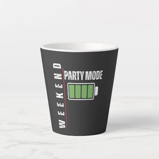 Wochenend-Modus Party – Grafikdesign mit voller Ak Milchtasse (Vorderseite)