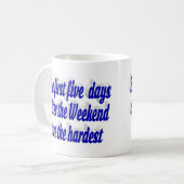 Wochenend-Quote mit lustiger blauer Typografie Kaffeetasse (Vorderseite Links)