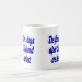 Wochenend-Quote mit lustiger blauer Typografie Kaffeetasse (Mittel)