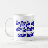 Wochenend-Quote mit lustiger blauer Typografie Kaffeetasse (Links)